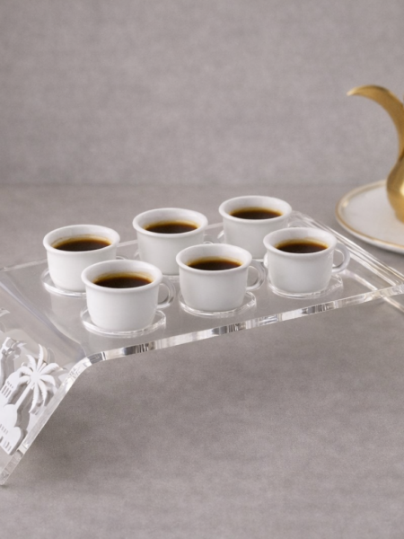 ستاند فناجين القهوه العربيه مع تصميم ابيض على الاطراف