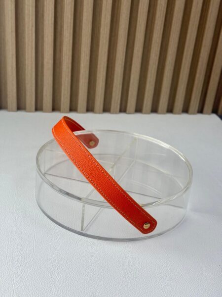 Acrylic box with orange leather handle
25x5 cm