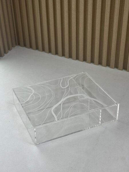 علبه اكريليك مقسمه ٤ أقسام لترتيب الشوك، المعالق، السكاكين مع تصميم خطوط مودن