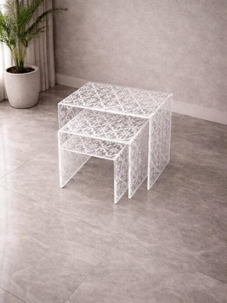 طقم طاولات ٣ قطع مع نقش ابيض