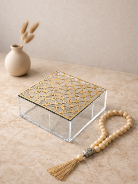 علبه اكريليك مع غطا ذهبي تصميم إسلامي 20x20 cm
